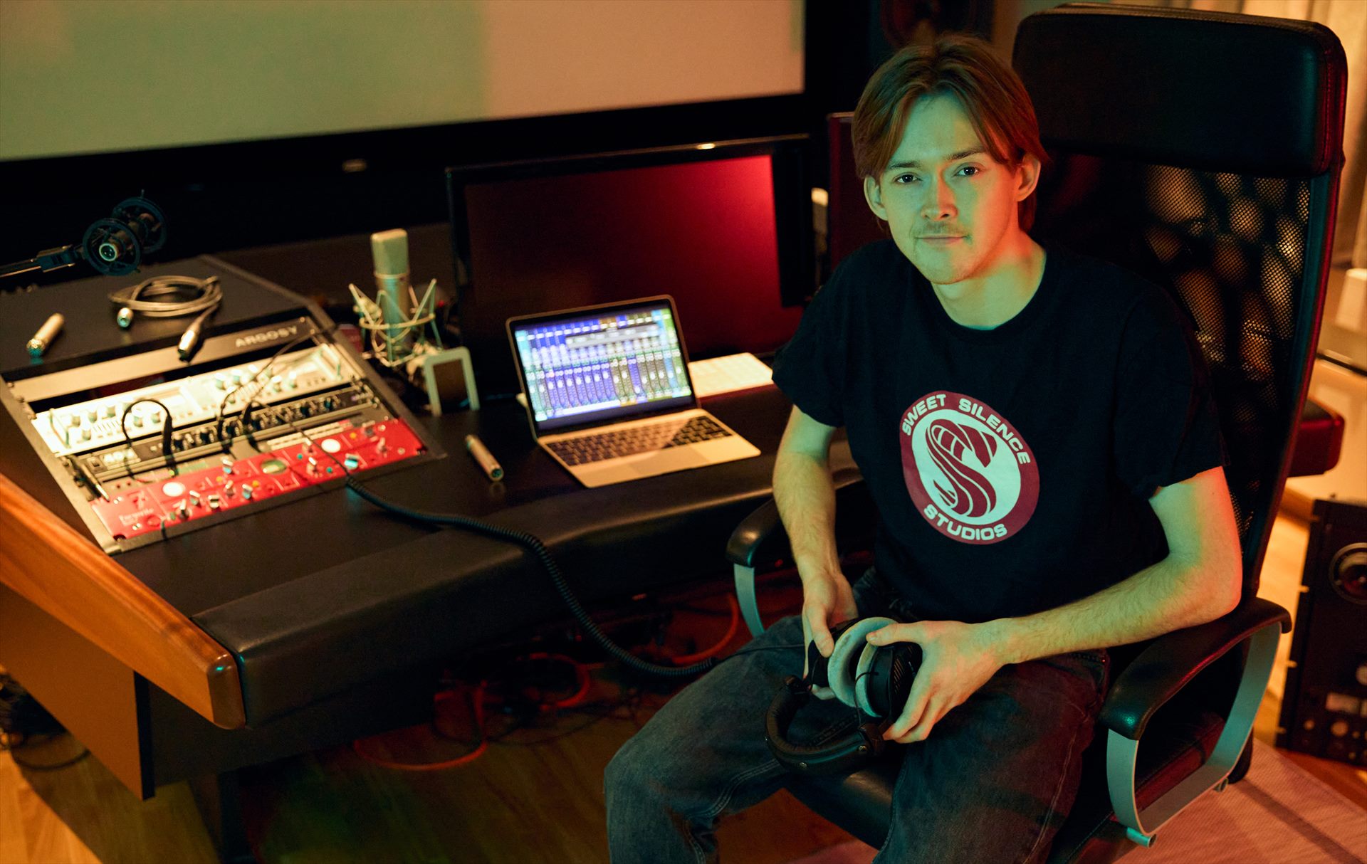 Martin Fauske i studio ved mikseoppsettet med Pro Tools på skjermen